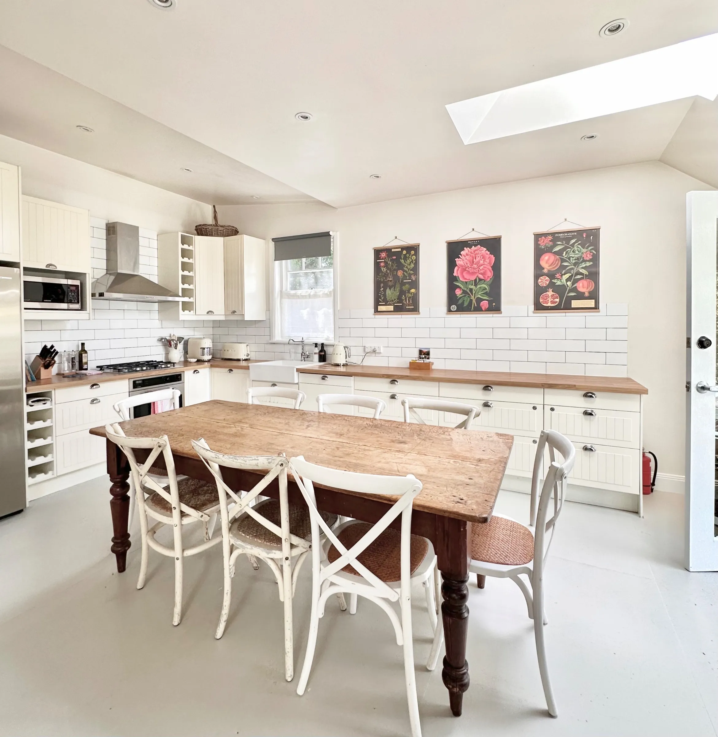 Country-style eat-in kitchen and dining table